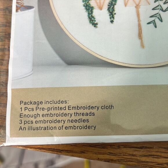 Embroidery kits, hanging plants & paw prints - Picture 6 of 7